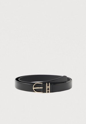 Zwarte leren riem opgerold met een ronde gesp in goudkleur en CK-logo detail op een effen lichte achtergrond.