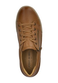 Zapatilla de cuero marrón con diseño de cordones, cremallera lateral, cuello acolchado y suela beige. El forro interior es color topo y presenta un estampado de logo.