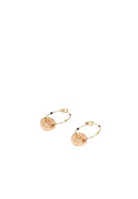 Pendientes de aro dorados con colgantes circulares, que presentan letras y símbolos coloridos, así como pequeñas cuentas decorativas en verde, negro y rojo.