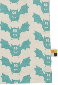Baumwollstoff mit einem sich wiederholenden Muster von türkisfarbenen Cartoon-Fledermäusen mit breiten Flügeln, auf einem hellbeigen Hintergrund.