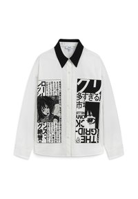 Camicia bianca con colletto nero che presenta grandi pannelli grafici in stile manga bianco e nero su ciascun lato.