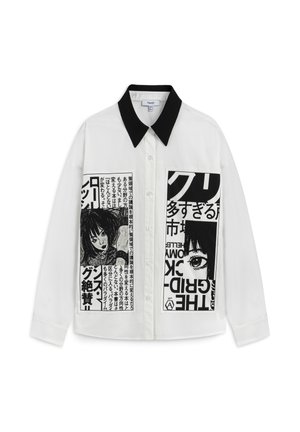 Camisa blanca de botones con un cuello negro que presenta grandes paneles gráficos en blanco y negro al estilo manga a cada lado.