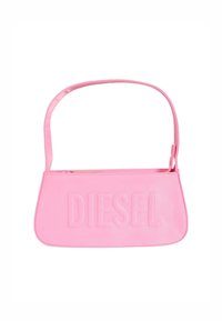Roze synthetische handtas met een gestructureerde vorm, voorzien van een ritssluiting en een reliëf "DIESEL" logo aan de voorkant. Vergezeld van een dunne schouderband.