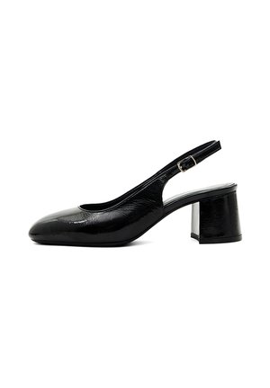 Zwarte lakleren slingback met een afgeronde neus en een middelhoge blokhak, voorzien van een verstelbare gespsluiting.