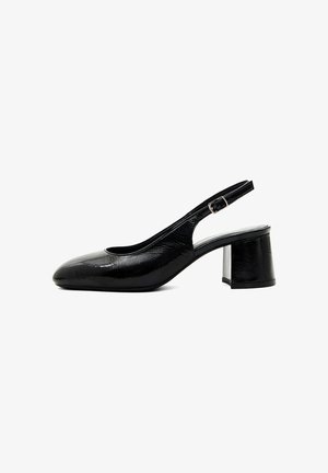 Zwarte lakleren slingback met een afgeronde neus en een middelhoge blokhak, voorzien van een verstelbare gespsluiting.