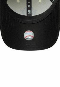 Cappellino nero con visiera curva; presenta un adesivo circolare che raffigura una pallina da baseball sul davanti. Tessuto morbido con dettagli di cucitura visibili.