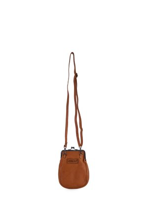 Bruine leren crossbodytas met verstelbare band en metalen sluiting, met "Venezia" logo patch aan de voorkant.