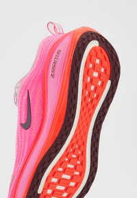 Nike Performance VOMERO PLUS - Laufschuh Straße - hyper pink/burgundy crush/bright crimson