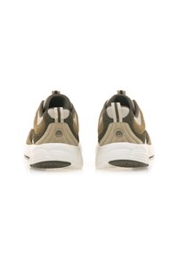Scarpe sportive verdi e beige con tomaia testurizzata, suola intermedia bianca e suola in gomma. Presentano un tassello di estrazione e dettagli a strisce sul tallone.