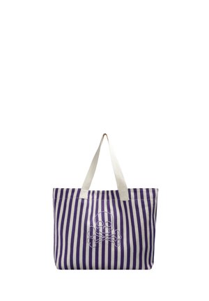 Bolsa tote a rayas púrpuras y blancas con asas color marfil y un sutil diseño bordado de calavera y huesos cruzados centrado en el frente.