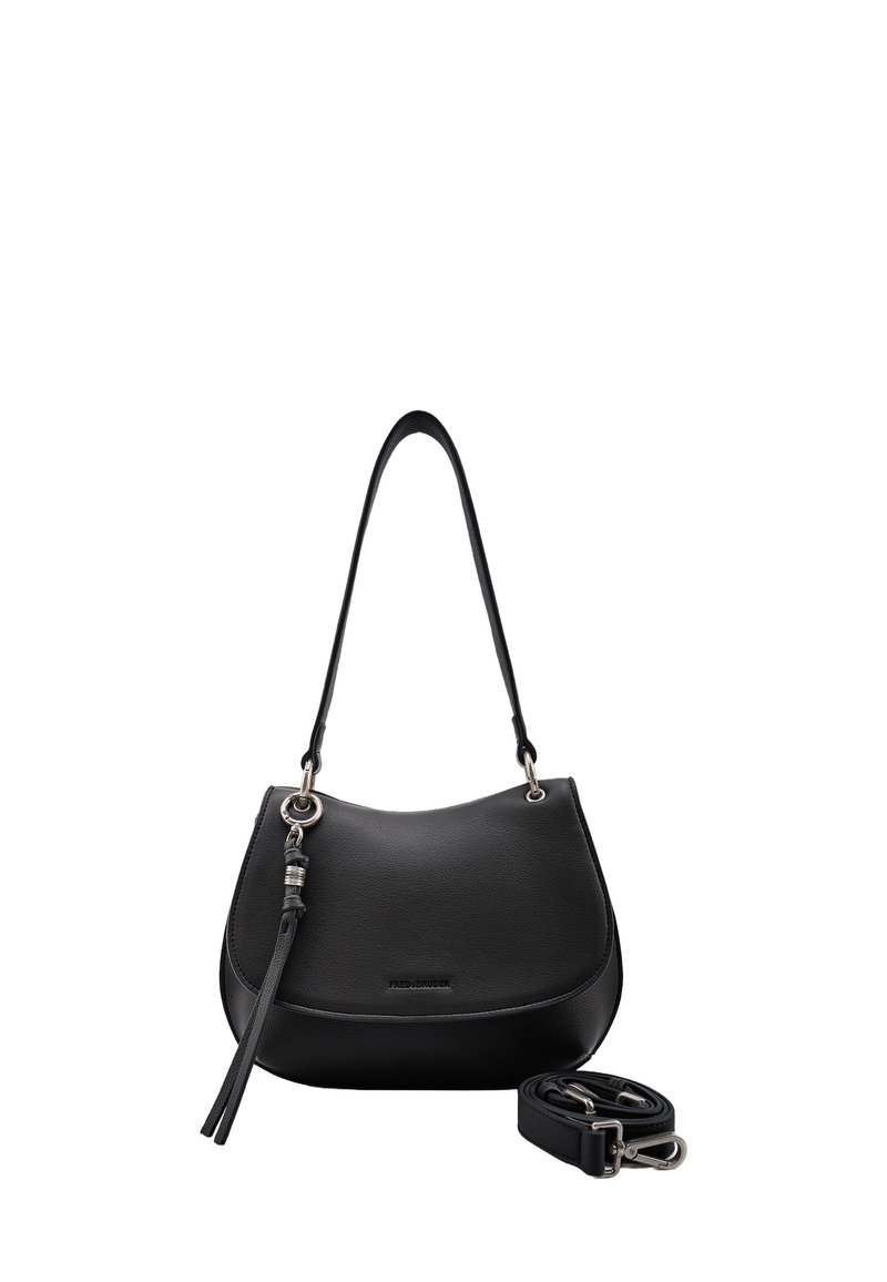 Sac à épaule en cuir noir avec une forme arrondie, des accents en métal argenté, une bandoulière amovible et une finition texturée.