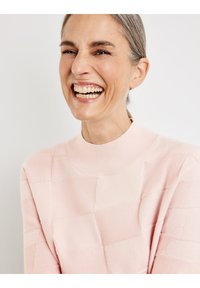 Gerry Weber LANGARM RUNDHALS MIT MUSTER UND TURTLENECK - Strickpullover - dust