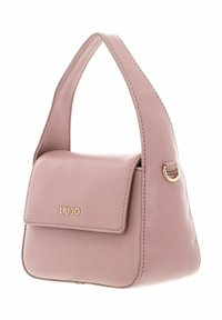 Sac à main en cuir rose clair avec une seule bandoulière, une fermeture à rabat et un logo doré sur le devant. Texture lisse.