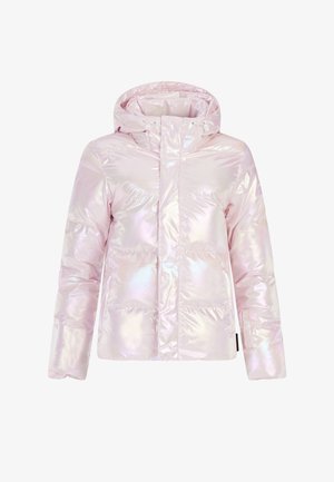 Chaqueta acolchada con capucha en material rosa claro iridiscente. Presenta un diseño acolchado, bolsillos frontales y un cierre de cremallera. Textura suave.
