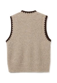 Strickweste ohne Ärmel in hellbeige mit geripptem Textur; hat braune Kontrastbesätze entlang des Halses und der Armöffnungen.