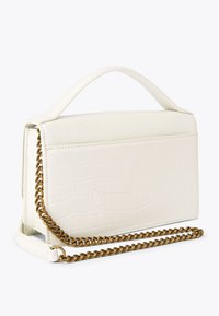 Sac en similicuir blanc embossé crocodile avec une chaîne dorée, design structuré, anse plate et forme rectangulaire élégante.