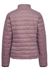 Pufferjakke i lyse violet med et quiltet design med vandrette striber, høj krave og elastiske manchetter. Glat tekstur, ingen synlige hardware.