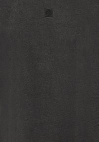 Tissu gris foncé avec un petit logo carré cousu près du centre supérieur. Aucun personne ou objet supplémentaire visible.