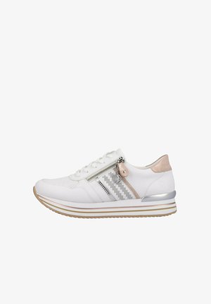 Weißer Sneaker mit strukturiertem Obermaterial, silbernen Akzenten und einem dekorativen Reißverschluss. Verfügt über eine beige Wildleder-Ferse und eine gestreifte Sohle.
