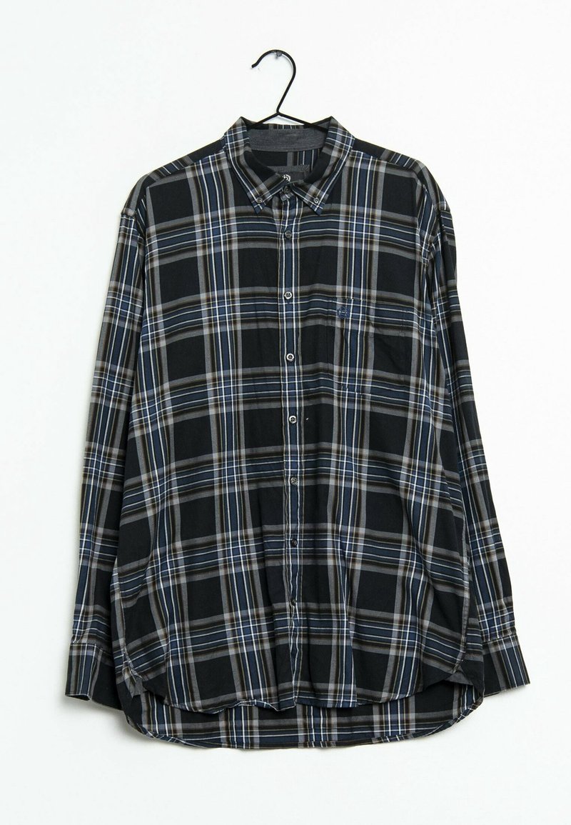 Chemise à manches longues à carreaux noirs, bleus et blancs, accrochée sur un cintre noir sur fond blanc.
