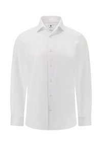 Camicia da uomo bianca a maniche lunghe con colletto classico, bottoni beige e polsini cuciti, esposta frontalmente su sfondo bianco.