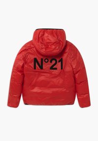 Röd puffjacka med huva, med en framträdande svart "N°21" broderad på baksidan. Helt slät, glansig yta med en enkel design.