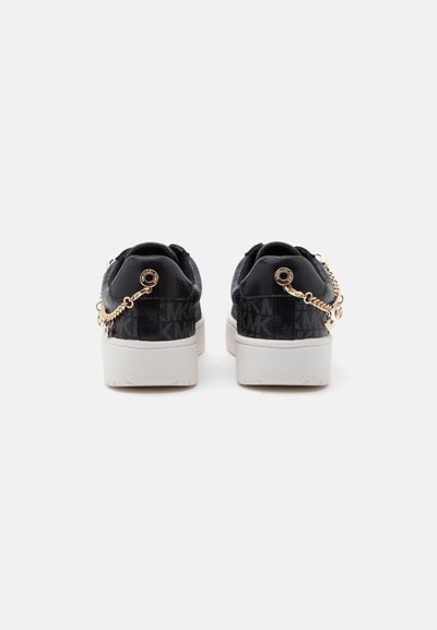 Ζευγάρι μαύρα sneakers με πλατφόρμα, λευκές σόλες, χρυσή αλυσίδα λεπτομέρεια και μοτίβο μονόγραμμου ορατό από πίσω.