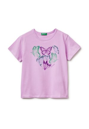 Camiseta de manga corta color lila con diseños de mariposas coloridas formando un corazón en el centro, con la etiqueta "Benetton" cerca de la parte inferior derecha.
