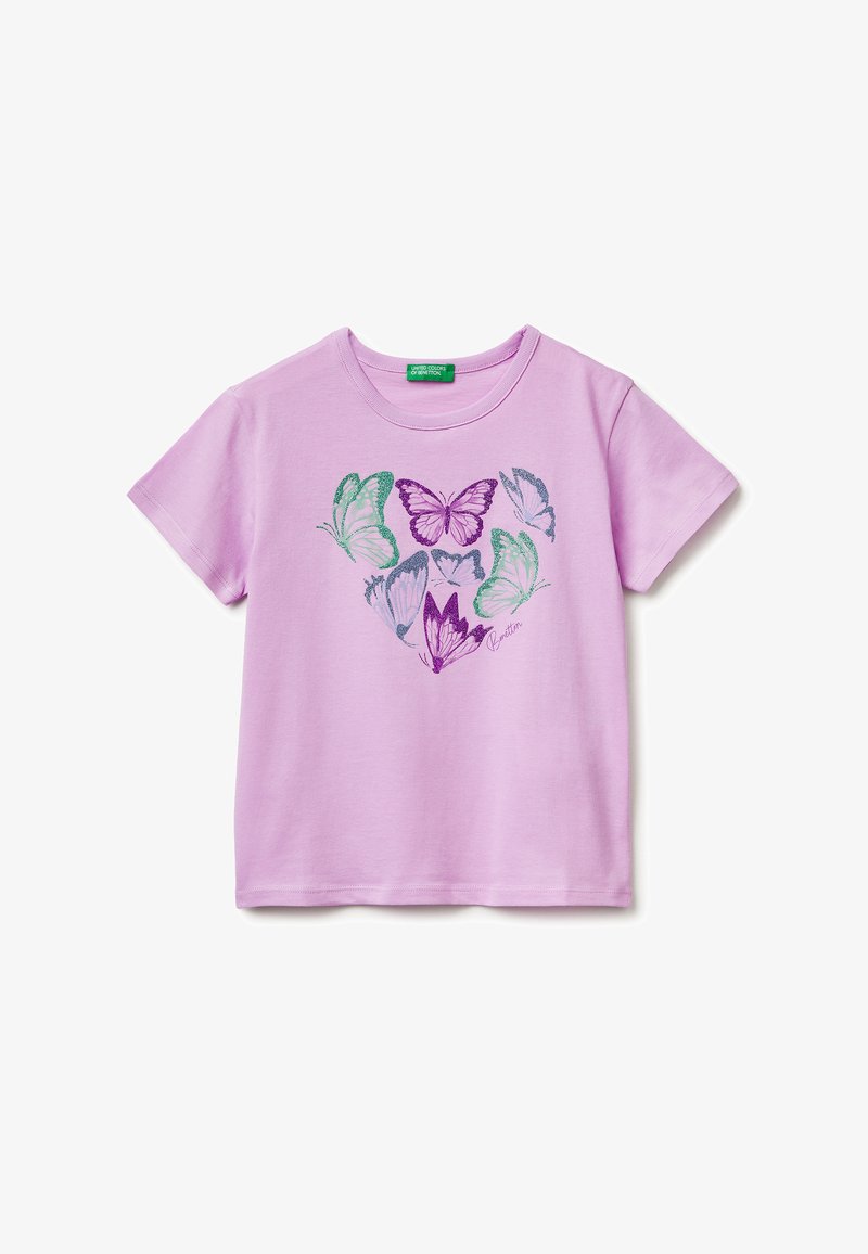 Lila T-shirt met korte mouwen en kleurrijke vlinderontwerpen die een hartvorm vormen in het midden, met het label "Benetton" vlakbij de rechteronderhoek.