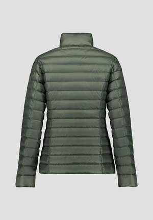 Groene pufferjas, getextureerd met horizontale doorgestikte panelen, een hoge kraag en lange mouwen. Gladde, glanzende stof, ontworpen voor warmte.