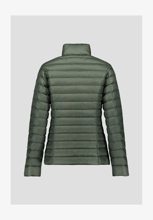 Groene pufferjas, getextureerd met horizontale doorgestikte panelen, een hoge kraag en lange mouwen. Gladde, glanzende stof, ontworpen voor warmte.