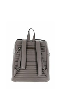 Sac à dos en cuir gris avec un design à coutures verticales, des bretelles réglables, une poignée sur le dessus et une poche zippée à l'avant.