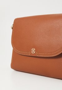 Anna Field LEATHER - Torba čez telo - cognac