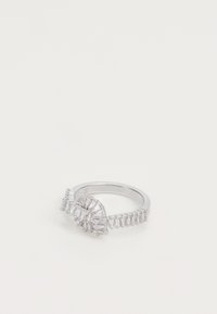Anello d'argento con un design ondulato, impreziosito da pietre a taglio baguette e rotonde disposte asimmetricamente lungo la fascia. Superficie liscia e lucida.