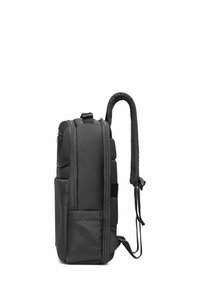 Czarny plecak z wyściełanym paskiem, wieloma kieszeniami na suwak, siateczkowymi wstawkami i teksturowanym uchwytem, wyposażony w boczną kieszeń na przechowywanie.