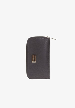 Portafoglio in pelle nera con superficie texture, chiusura con zip e un accento in metallo dorato sulla parte anteriore. Design compatto.