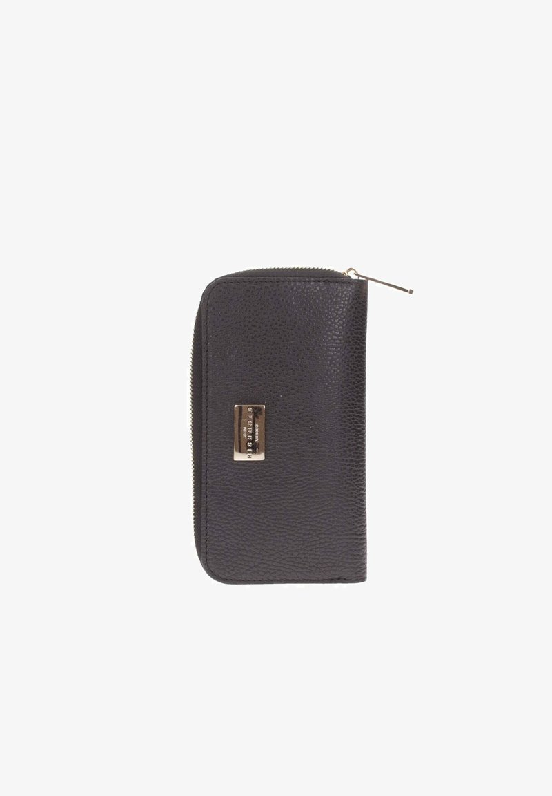 Portafoglio in pelle nera con superficie texture, chiusura con zip e un accento in metallo dorato sulla parte anteriore. Design compatto.