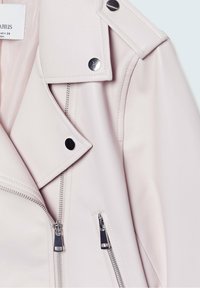 Helle rosa Kunstlederjacke mit silbernen Reißverschlüssen, Druckknöpfen und diagonalen Revers mit Nähdetails. Mit Reißverschluss-Taschen.