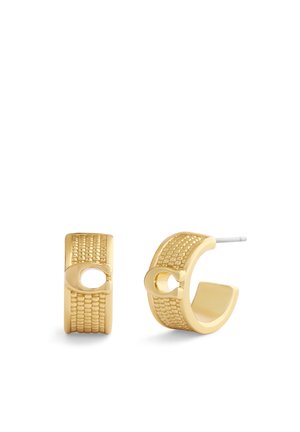 Boucles d’oreilles demi-créoles texturées dorées avec un détail en forme de C en relief et des tiges argentées sur fond blanc.