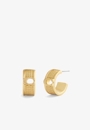 Boucles d’oreilles demi-créoles texturées dorées avec un détail en forme de C en relief et des tiges argentées sur fond blanc.