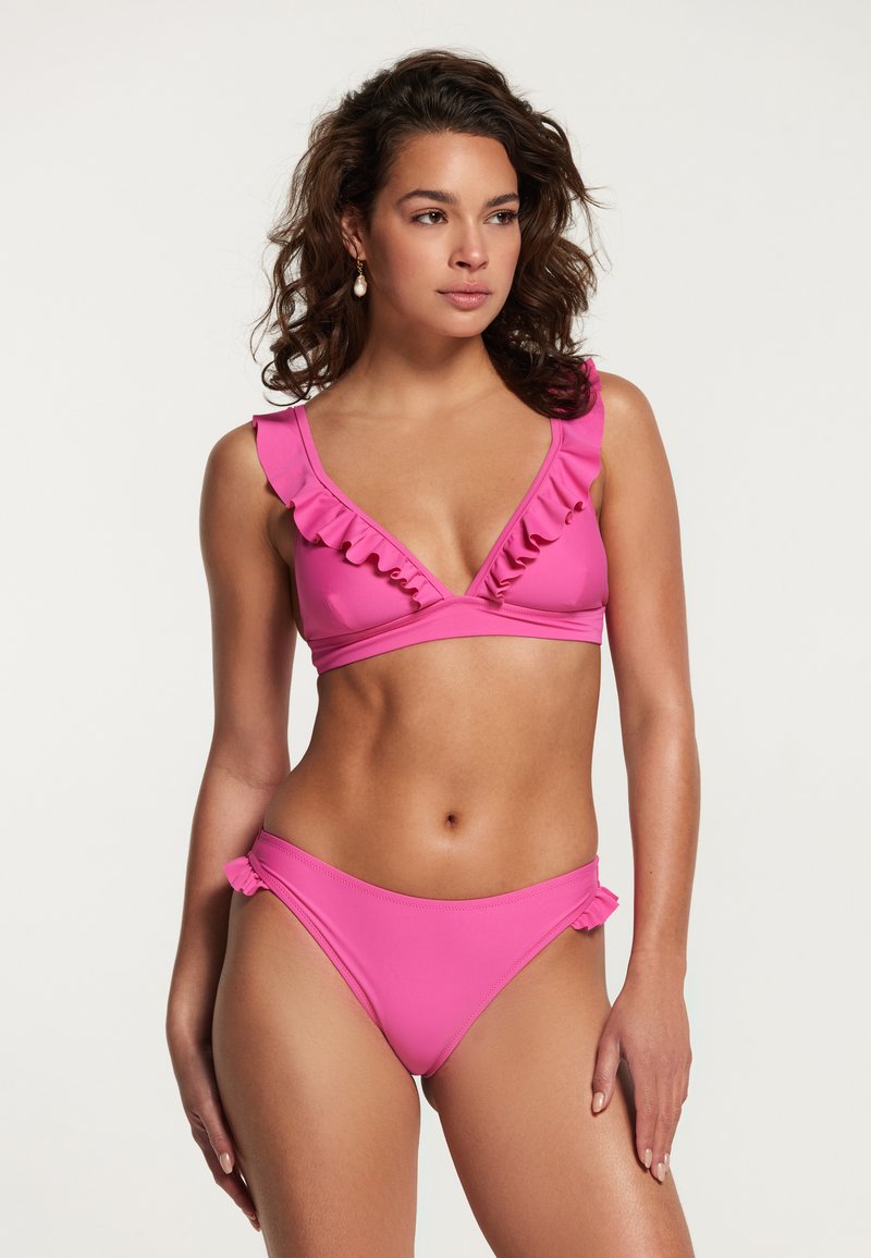 Roze bikini set met rimpelaccenten op de top en zijkanten van de broekjes. Gemaakt van gladde, rekbare stof met een V-hals ontwerp.