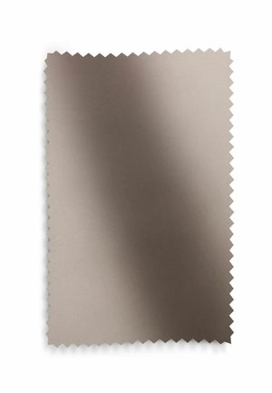 Glattes metallisches graues rechteckiges Blech mit gezackten Zickzackkanten auf weißem Hintergrund.