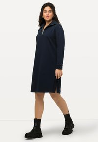 Ulla Popken TROYERKRAGEN REISSVERSCHLUSS LANGARM - Pletené šaty - dark blue