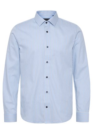 Camisa de manga larga a rayas azul claro con collar puntiagudo, frente con botones y puños ajustables. Presenta botones oscuros en contraste y una textura suave.