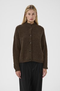 Cardigan marrón de textura suave con cuello alto, con botones negros en la parte delantera, combinado con pantalones negros de corte holgado.