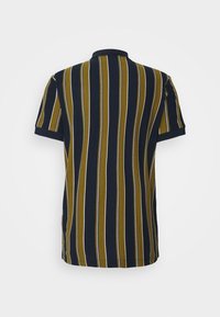 Randig polo t-shirt med vertikala ränder i marinblått, senapsgult och vitt. Korta ärmar och en klassisk kragdesign.