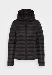 Černá péřová bunda s kapucí, vybavená horizontálním prošíváním, uzávěrem na zip a hladkým, lesklým povrchem.