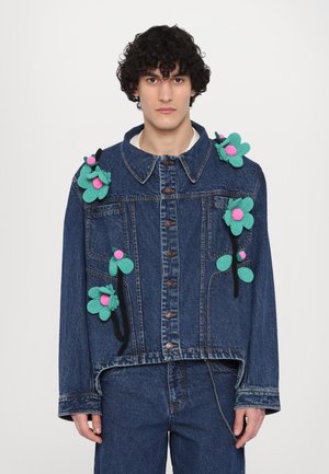 Jeansjacke mit bunten Stoff-Blumenapplikationen in Teal und Pink. Klassischer Kragen, Knopfverschluss und lockere Passform.