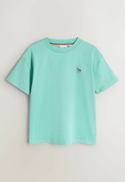 Turkis kortærmet T-shirt med rund hals og lille zebra-logo på venstre bryst, hængende mod en ensfarvet hvid baggrund.