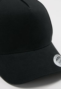 Flexfit 5-PANEL CURVED SNAPBACK - Sapka - black